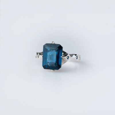 نمایی از نگین شفاف توپاز با تراش زمردی