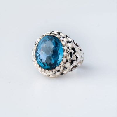 نمایی از نگین توپاز آبی روشن با تراش کوسنی