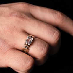 نمایی از نگین درّ شفاف و درخشان یادآور آینه‌خانه عصر صفوی