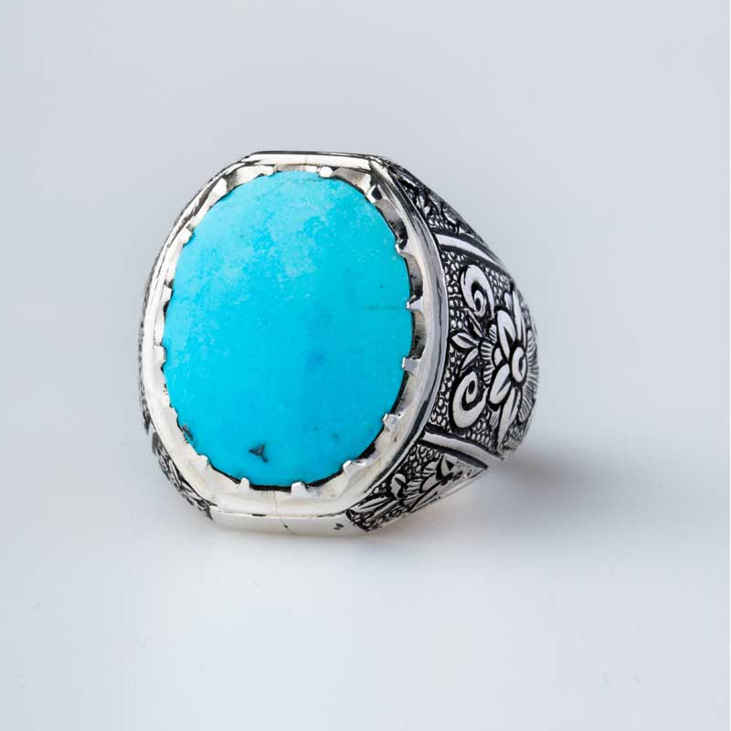 نمایی از نگین درشت فیروزه با یک نقطه ناخالصی