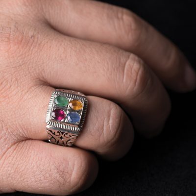 نمایی از چهارنگین یاقوت سرخ، کبود، زرد و زمرد