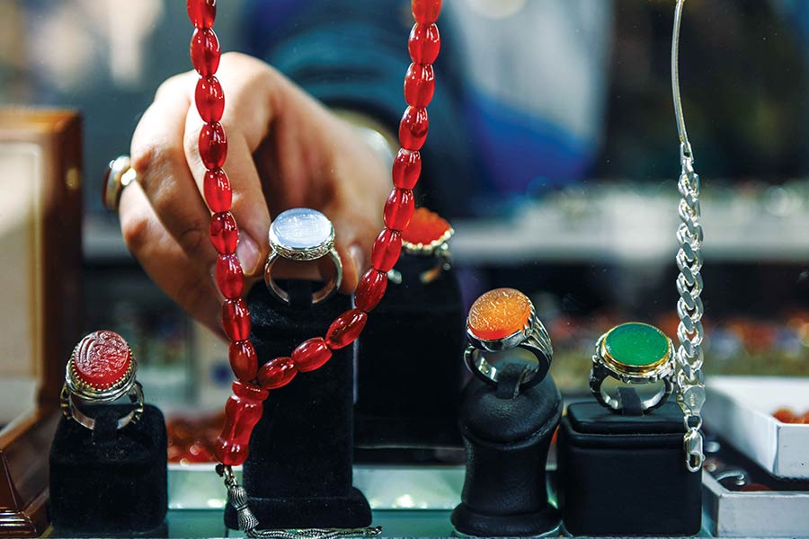 قم، قطب تراش سنگهای قیمتی و هنرهای سنتی نقرهکاری با اصالتی دیرینه در ایران