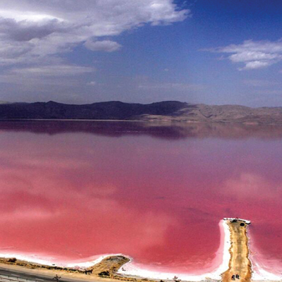 نمایی از دریاچه سرخ و تماشایی مهارلو (توابع شیراز)