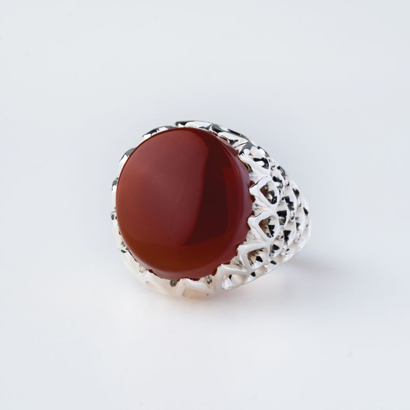 نمایی از نگین عقیق قرمز یمن با تراش دامله