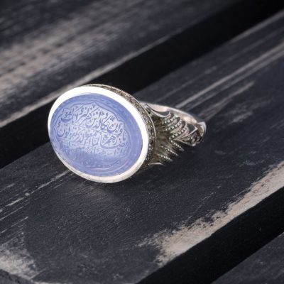 هر چه دست‌های شخص بزرگ‌تر باشد، می‌تواند نگین، سنگ، حلقه فلزی و در کل، سبک انگشتر بزرگ‌تری را انتخاب کند.