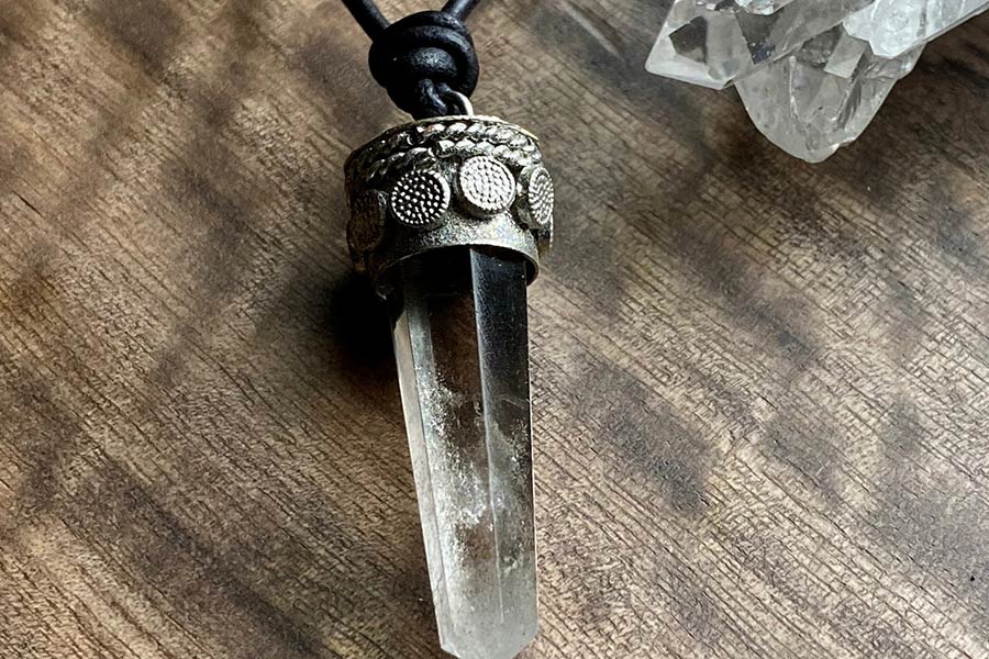 با کمک آویز سنگ درمانی، انگشتر خود را از انرژی‌های منفی پاکسازی کنید.