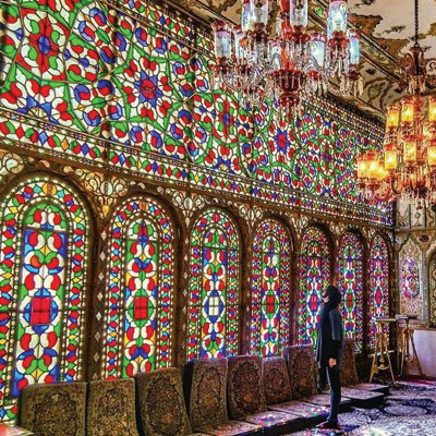نمایی از شیشه‌های رنگی عمارت ملاباشی در پرتویی از نور