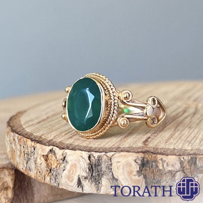 عقیق سعقیق سبز ظاهر و درون انسان از خطرات مصون میکند.بز مصونکننده ظاهر و درون انسان از خطرات