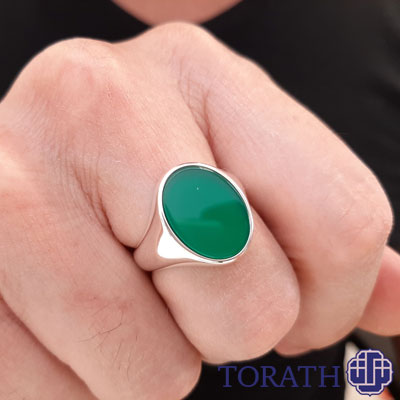 همراه داشتن عقیق سبز باعث افزایش اعتماد به نفس و روحیه جنگندگی در زندگی و قدرت و ایمانی در فرد میشود.