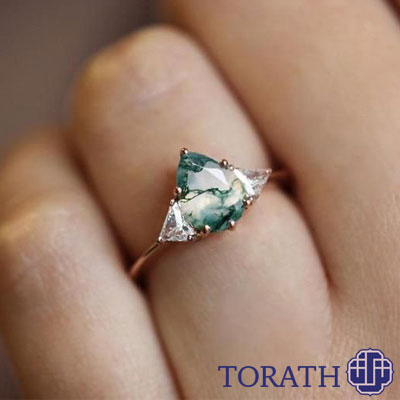 عقیق سبز به دارنده خود کمک میکند تا دوست واقعی از دوستنما را تشخیص دهد.