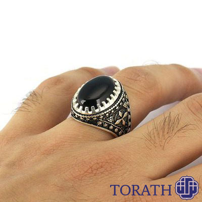 نمایی از انگشتر عقیق سیاه