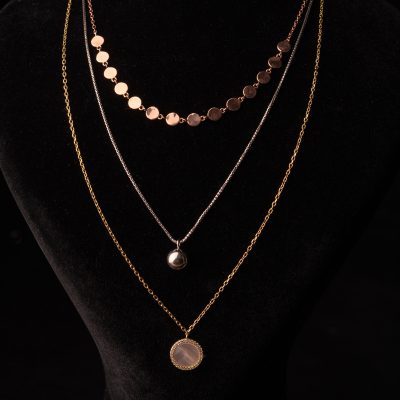 جواهرات مزین به صدف یکی از محبوبترین انواع جواهرات هستند.