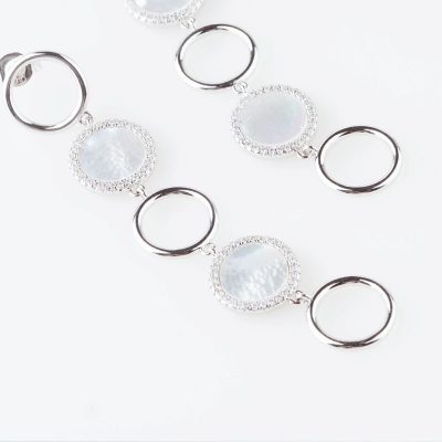 صدفها در زیورآلاتی مانند گوشواره، نیم ست، گردنبند و ... به کار میرود.