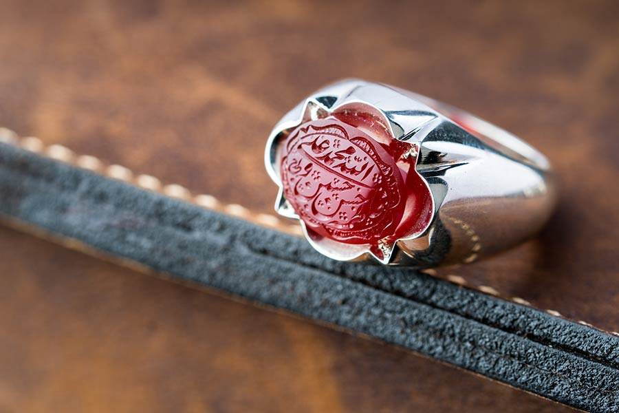 دین اسلام، استفاده از انگشترهایی با نگین عقیق، فیروزه و سنگ خورشید را بسیار توصیه کرده است.