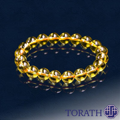 سیترین با ترکیب شیمیایی سیلیس (SiO2) در نتیجه به دام افتادن مایعات هیدروترمال حاصل از فرآیندهای پایانی آذرین در شکاف سنگها و سرد شدن در مدت زمان بسیار طولانی شکل گرفته است.