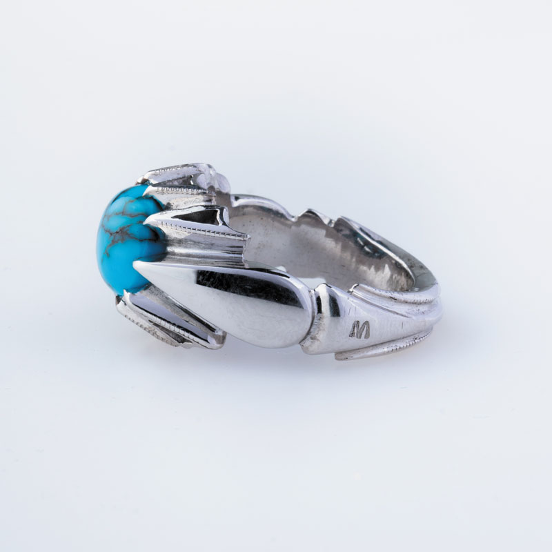 نمایی از رکاب دستساز نقره مدل فیلی طرح ده ترک (هنر استاد پارسا)