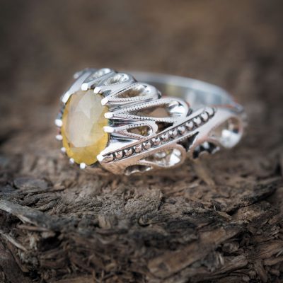 یاقوت زرد باعث شجاعت و شادی شده و قدرت فراوان و ثروت را برای فرد به ارمغان میآورد.