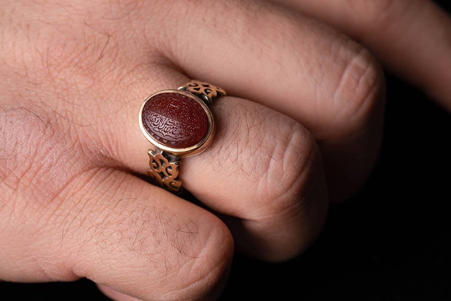 عقیق به دلیل تغییر دما، فشار و مواد معدنی در زمان شکلگیری دارای تنوع رنگی بالایی است.