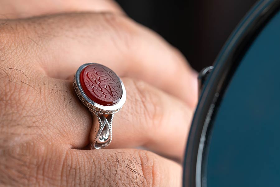 عقیق از پربرکتترین جواهراتی است که استفاده از آن بسیار توصیه شده است.