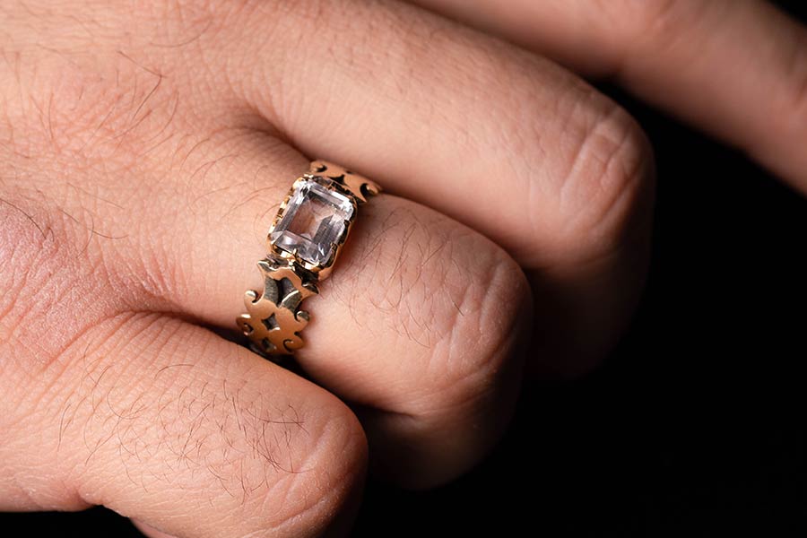 با کمک آب طبیعی و نور خورشید به راحتی انگشتر دًر خود را تمیز کنید.