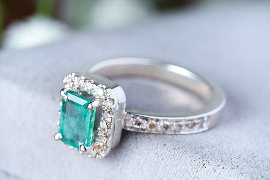 کلیواژ کامل زمرد، این جواهر را به نگینی آسیب‌پذیر تبدیل کرده است.