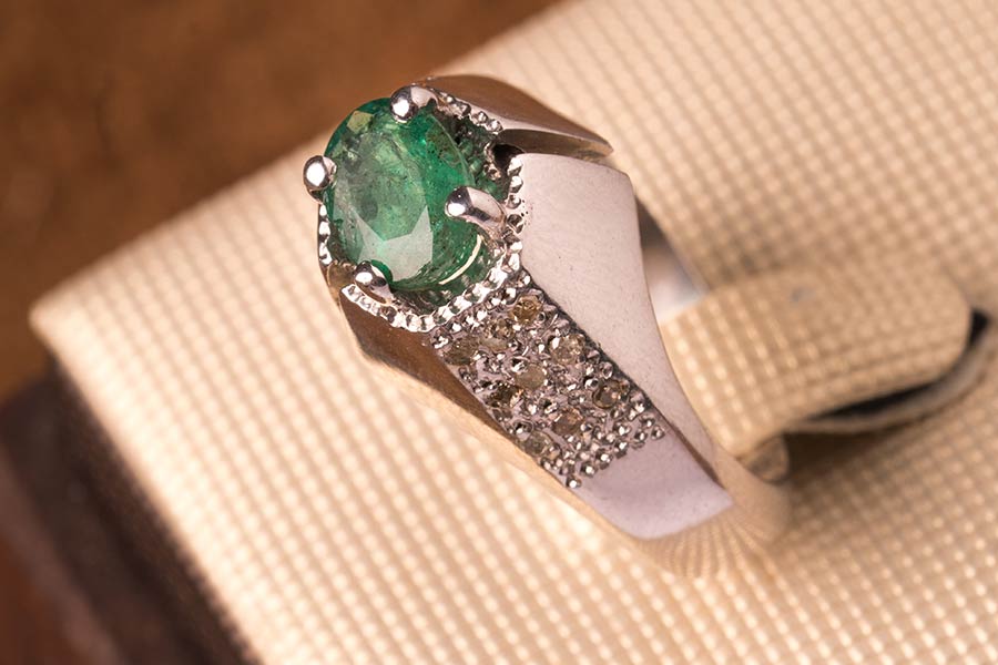 نگین زمرد در طول سال نیاز به چند دوره تمیز کردن و بهسازی دارد.