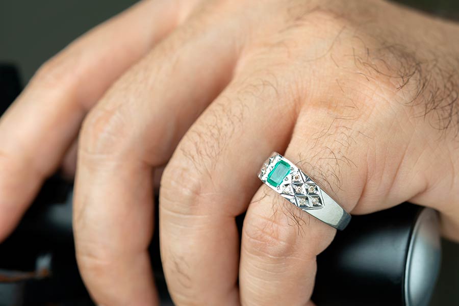 زمرد، به دلیل سختی نسبتاً بالایی که دارد، دچار شکستگی‌های بسیاری است.