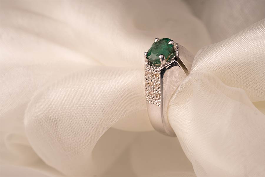 موقعیت معدن، کیفیت رنگ، درجه شفافیت، میزان ناخالصیها، شکستگیها و اندازه نگین در قیمت زمرد تاثیرگذارند.