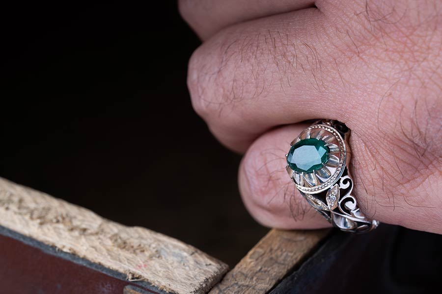 نگینهای بسیار پاک زمرد در سری جواهرات کلکسیونی قرار میگیرند.