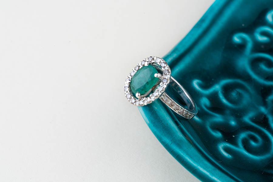 بهترین کیفیت رنگ طبیعی سبز برای جواهر زمرد، مخصوص معادن کلمبیا است.