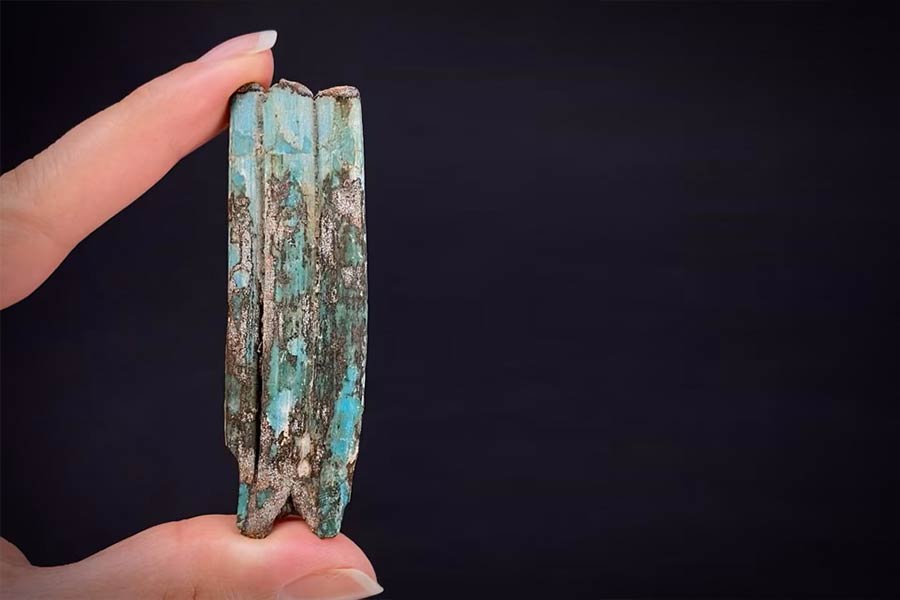 فیروزه‌های سنگواره ای نسبت به فیروزه‌های طبیعی وزن مخصوص کمتری دارند.