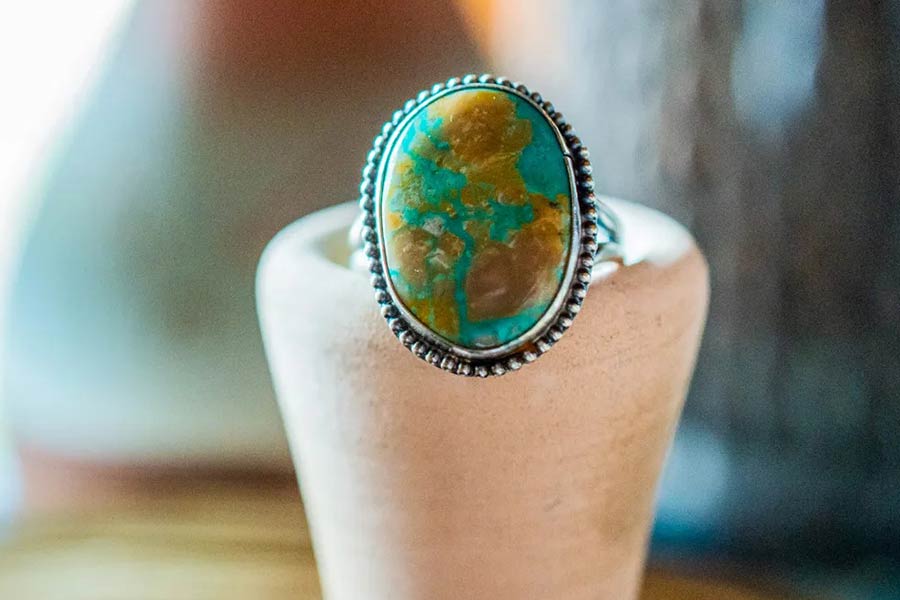 فیروزه نیولیت زیر میکروسکوپ دارای بافتی کاملاً متفاوت با فیروزه طبیعی است.