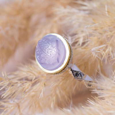 نوع نگینهای جواهراتی به کار رفته در مخراجکاری، در میزان قیمت انگشترهای زنانه مؤثر است.