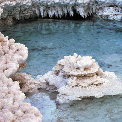 رنگ آبی نگین تلألویی از رنگ چشمه گنبد نمکی جاشک