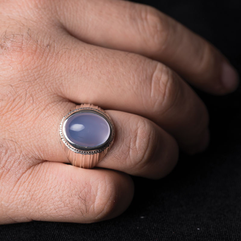 نگین عقیق یمن به رنگ آبی کبود، وزن 1.5 گرم