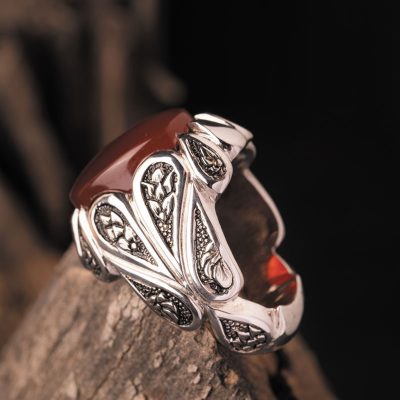 فلز نقره درخشش مطلوب و قابلیت چکش خواری مناسبی برای ساخت انواع انگشتر دارد.