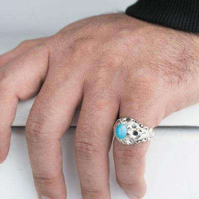 انگشترهای ماه تولد معمولاً در انگشت‌ کوچک یا وسط هر دو دست جای می‌گیرد.