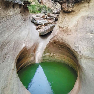 بی رهو دره‌ای بکر، با صخره‌های عظیم و آبگیری معروف به آبدبه