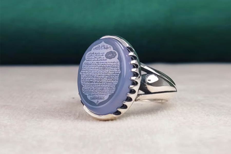 حکاکی لیزری سوره واقعه روی نگین یاقوت کبود