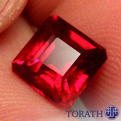 یاقوت سرخ تانزانیا نواقص بسیار کمی ‌دارد و بسیار تمیز و چشم‌نواز است.