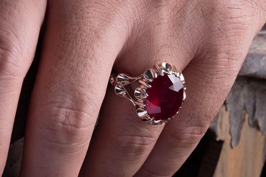 رنگ یاقوت بسته به نوع ناخالصی نظیر کروم یا آهن، از قرمز خونی تا آبی سلطنتی متغیر است.