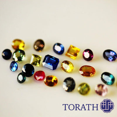 یاقوت کبود در رنگهای مختلف در رفع انسداد چاکراهای گوناگون مفید است.