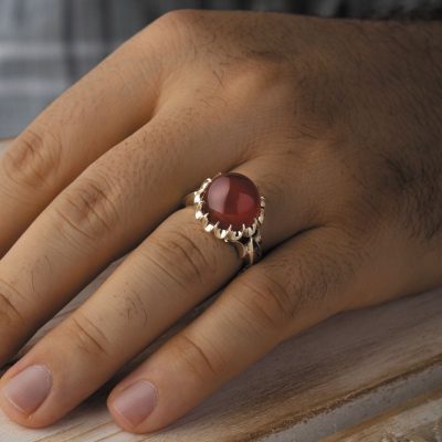نگین عقیق یمن سرخ با تراش دامله و قطر 14 میلیمتر