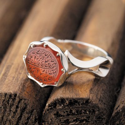 در خرید انگشتر به اصل یا تقلبی بودن نگین توجه کنید.