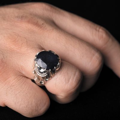 یاقوت کبود باعق انضباط شخصی و تمرکز شده و حس وفاداری را به وجود میآورد.