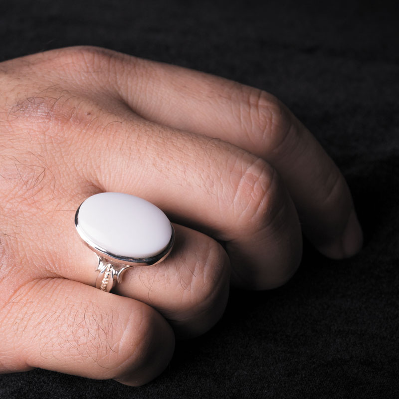 نگین عقیق سفید یمن با تراش دامله، ابعاد 20*15