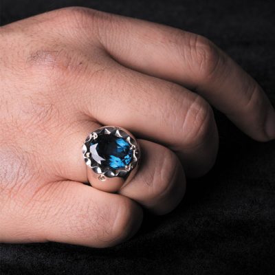 توپاز سنگی سخت است اما فشار زیاد می‌تواند باعث شکستن آن شود.