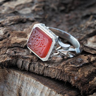 عقیق برای صاحب خود خوششانسی و خوشاقبالی به ارمغان میآورد.