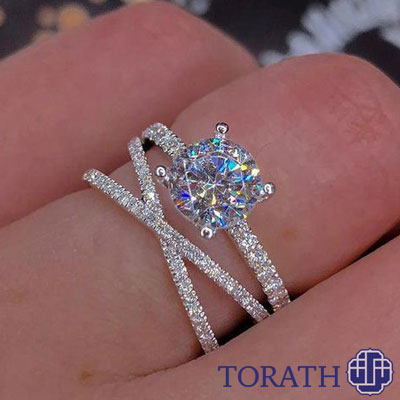 در دهه 1940، تحقیقات منظمی در ایالات متحده، سوئد و اتحاد جماهیر شوروی برای تولید الماس آغاز شد که به اولین سنتز قابل تکرار الماس در سال 1954 رسید.