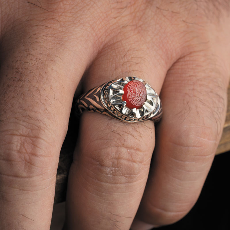 نگین عقیق سرخ یمن با تراش دامله، مزین به حکاکی «و من یتق الله» و امضاء ضابطی